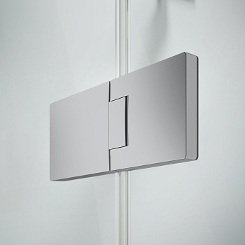 Стеклянная угловая душевая перегородка с распашной дверью и добором